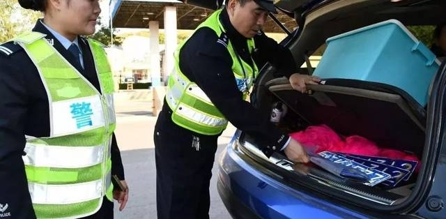 运城一男子在车里竟藏枪支和管制刀具,被警察当场抓获!