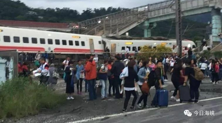 【海峡现场】记者直击台湾列车事故:重伤陆配手术中 另一陆配轻伤已回家