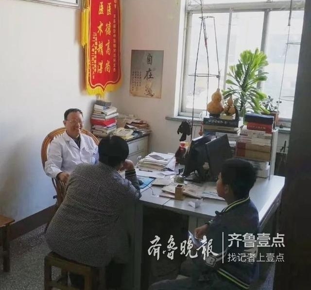 感人!聊城78岁老人手工制作鞋垫谢医生