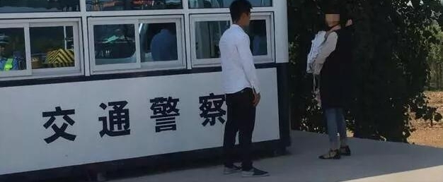 这两口子从山东回老家 妻子被弃高速 哭泣逆行…