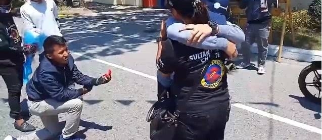 奇葩!男子假装出车祸,女友赶到现场崩溃大哭,下一秒他竟拿出戒指求婚