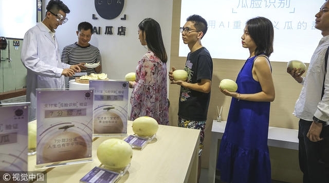海口:男子创业开“瓜脸识别”店 顾客对瓜拍照知甜度