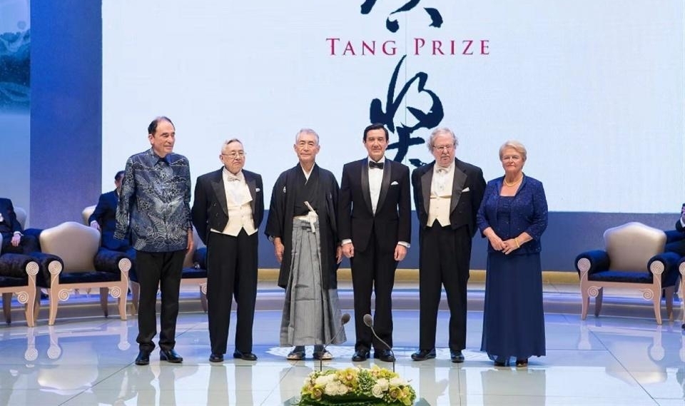 ��ҵ�Ҿ�������Ӣ�Ű佱���ؽ���ǧ��̨�������Ϊ�γ�ŵ�������ġ�ǰ�ڽ�����