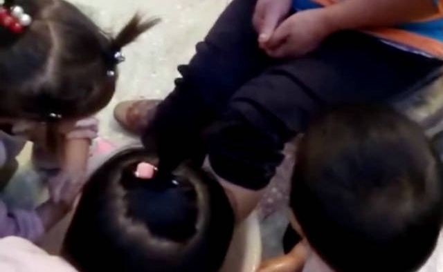 给爷爷奶奶捶背洗脚,幼儿园为孩子布置“特殊”家庭作业