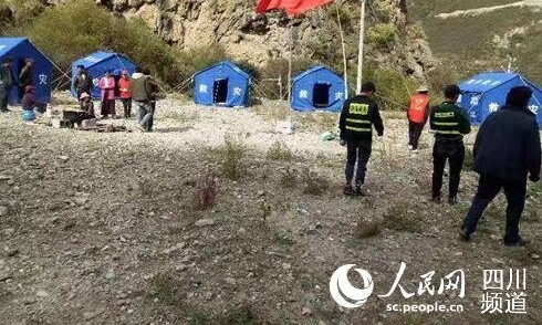 四川甘孜1128余名官兵民兵赶往金沙江白格堰塞湖