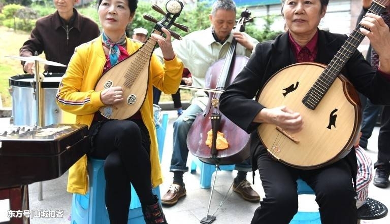听花甲老人合奏天籁之音 25名居民自发组成的民乐队