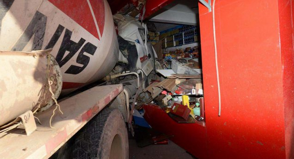 水泥罐车撞上公交后冲进路边商店 造成十余人受伤