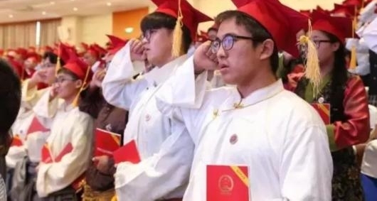 普陀小伙在1成人仪式上做的这个决定 感动了香港