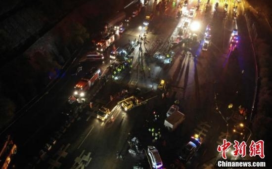 兰海高速车祸:重型货车刹车失灵 连撞收费站前26车