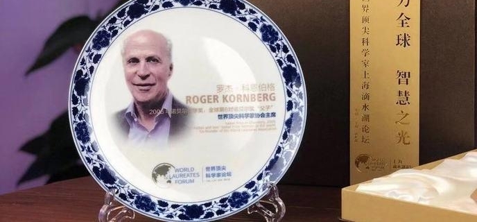 他俩为“全球最强大脑”们亲手设计了中国纪念品,背后有这样的深意