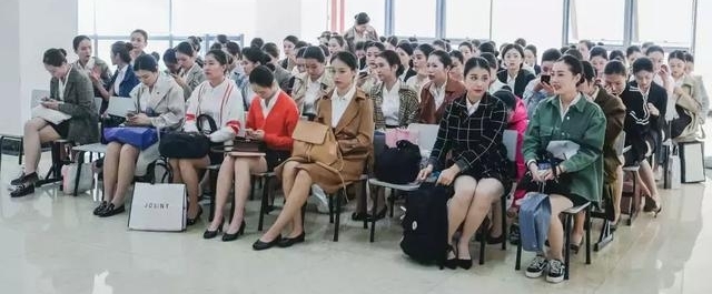 上海航空:探访招乘现场 第一批00后来袭