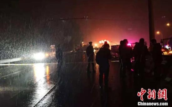 兰海高速车祸:重型货车刹车失灵 连撞收费站前26车