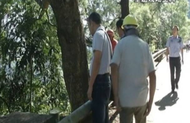 ŮӤճͱɽĸ׾ֱ׳˭ǸŮ