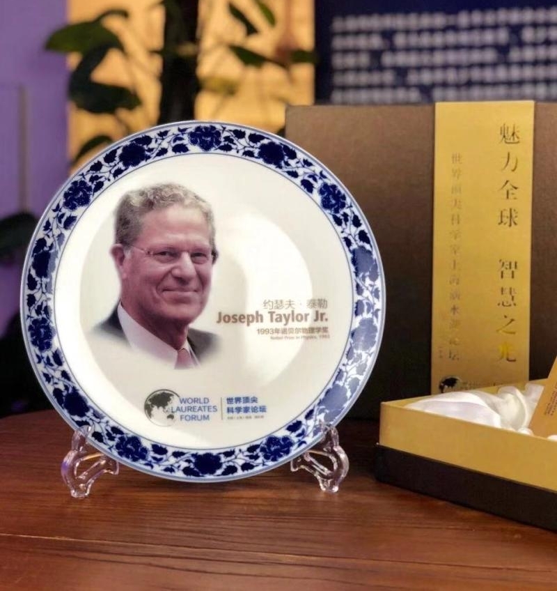 他俩为“全球最强大脑”们亲手设计了中国纪念品,背后有这样的深意