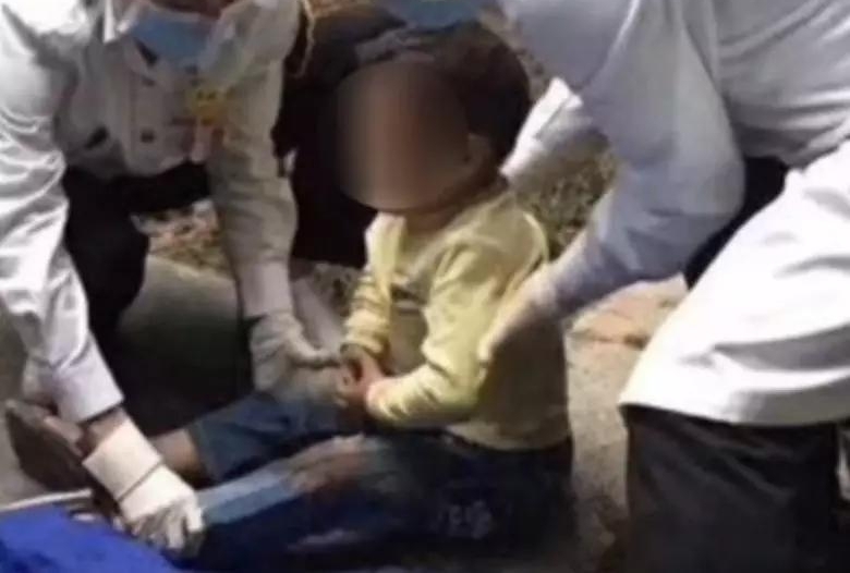 心痛!男孩单元楼之间连廊坠下!当时家长正在…