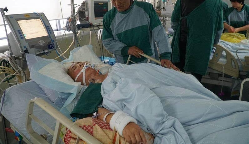 义工车祸不省人事 爱心帮扶雪中送炭