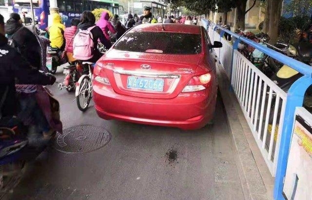 行驶中司机突发心脏病!交警紧急施救送医