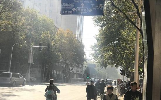 郑州这块指示牌把道路方向指错 坑了一大波司机!
