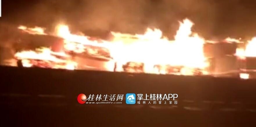 惨烈!两货车高速追尾 一车木瓜一车香蕉全烧成灰