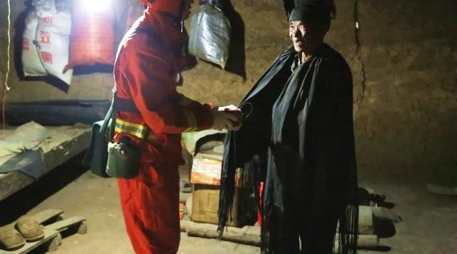 直击凉山森林消防转制后首次应急救援 退伍不褪色