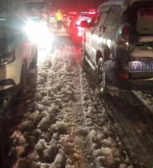 ��ɢح�Ĵ�����ͻ����ѩ��·���������ǰ�������Ƕ���ɫ���ԭ��