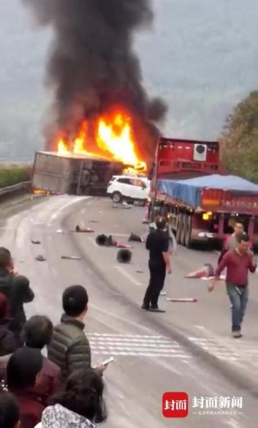 四川致7死车祸视频曝光:路面飞沙走石尘土飞扬