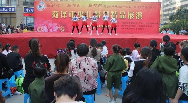 ������й����������ں������ٶ��赸��Ʒչ����ŷ�޳���¥������