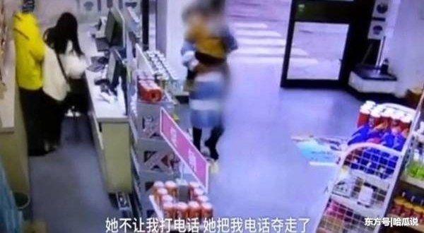 女司机在加油站加油时蹭了车漆,很生气,要求加油员跪下向她道歉