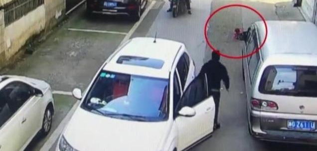 女童趴在路边玩气球,遭车碾压两次!小孩居然自己“爬起来了”