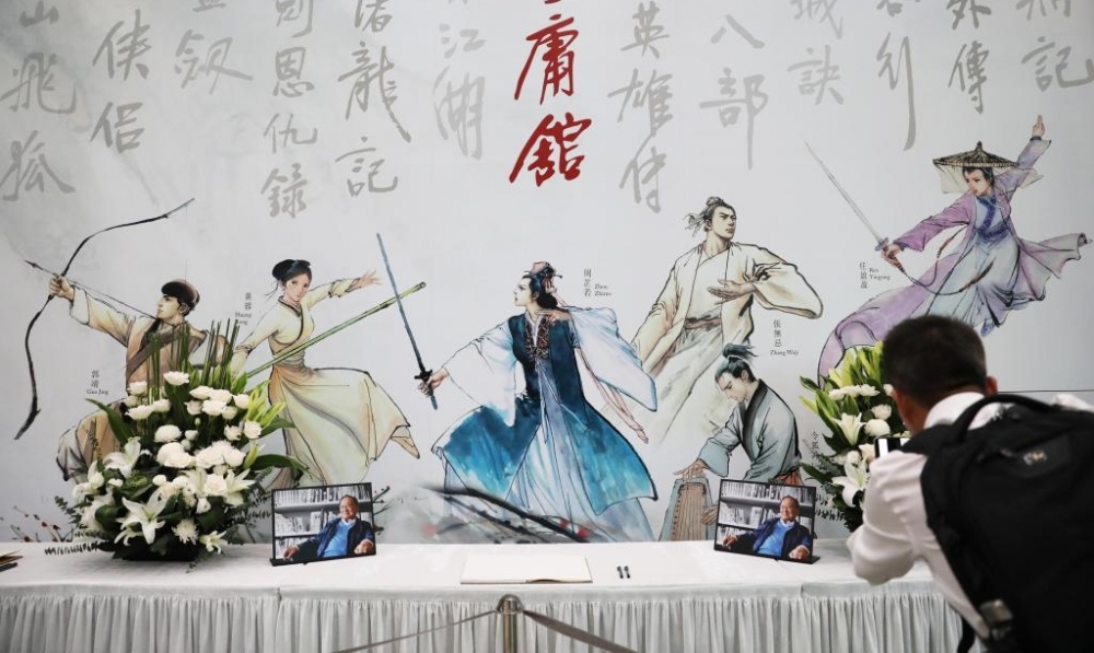 金庸丧礼在港举行 众多读者吊唁致敬