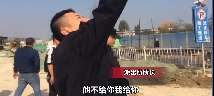 小伙讨1600工资未果爬30米塔吊 民警:我给你发