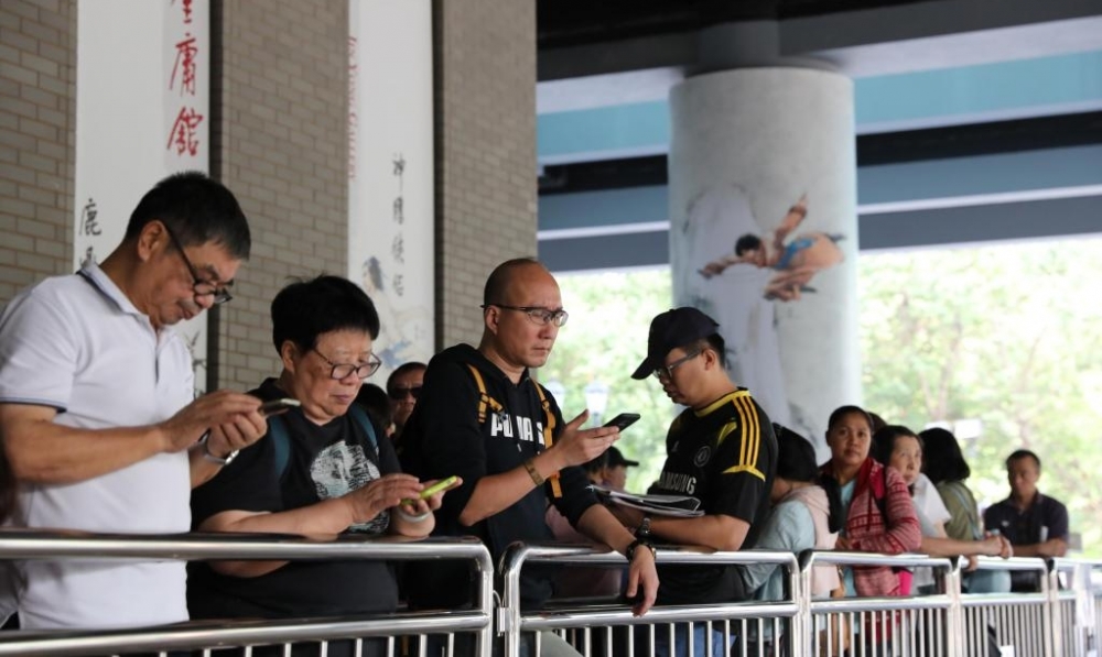 金庸丧礼在港举行 众多读者吊唁致敬