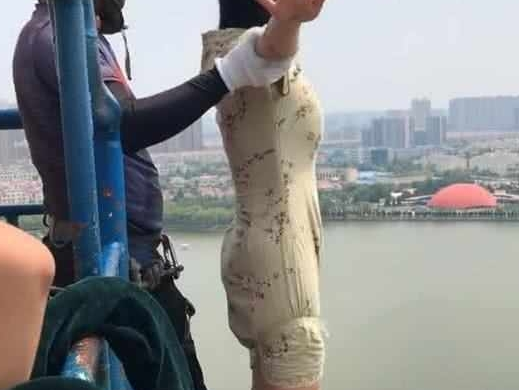 ����С��㴩ȹ�ӱļ��ߺ죬��ȹ���������������ֱ��������ݣ�