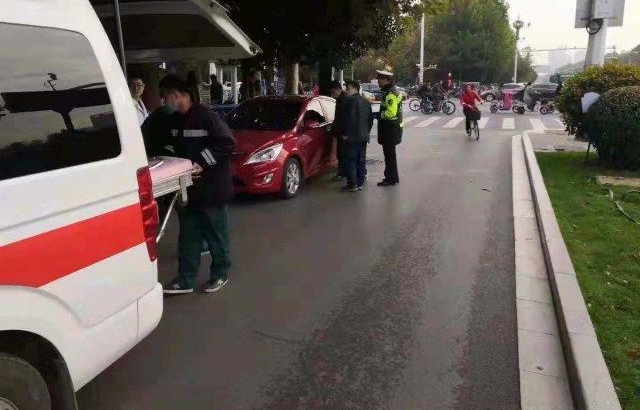 行驶中司机突发心脏病!交警紧急施救送医