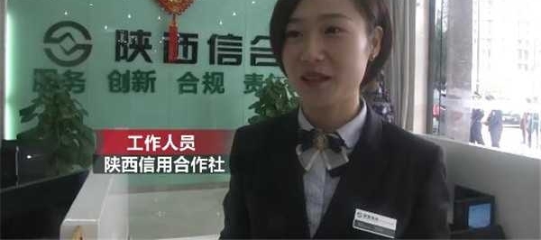 老人卖菜一个月赚3000元 存款时却发现1000假币