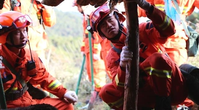 直击凉山森林消防转制后首次应急救援 退伍不褪色