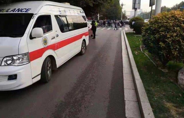 行驶中司机突发心脏病!交警紧急施救送医