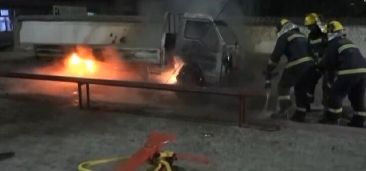 司机乱弹烟头点燃自己的货车 烧得只剩空壳