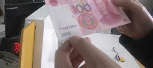 老人卖菜一个月赚3000元 存款时却发现1000假币