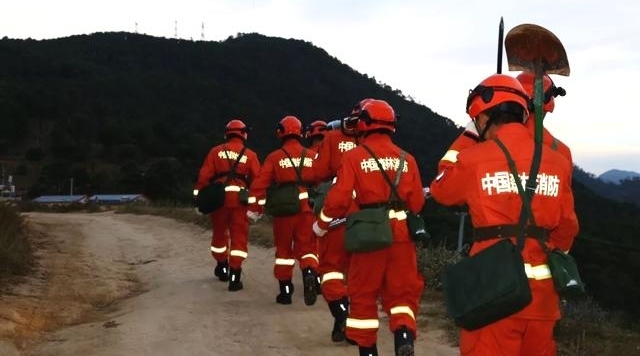 直击凉山森林消防转制后首次应急救援 退伍不褪色