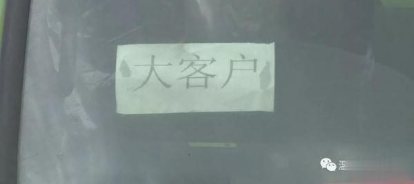 给客户送车途中没油了,男子在高速上任性倒车、掉头、逆行……