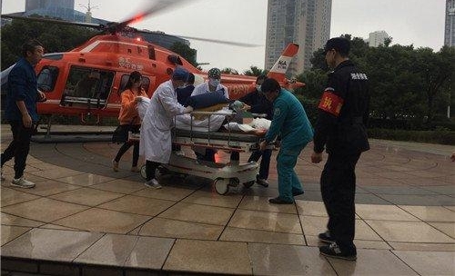 空中救援!七旬老人脑溢血急需转院,直升机救援 35 分钟送达
