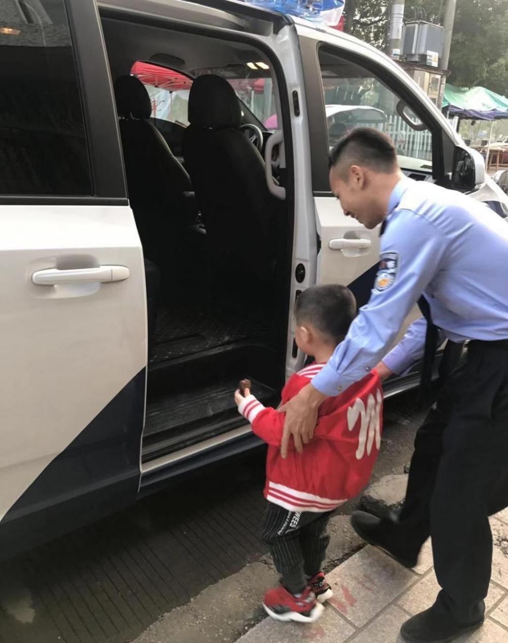 温州4岁萌娃溜出幼儿园后迷了路 幸好遇到了这群人……