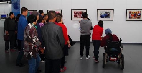 �й������׽조һ��һ·�����ʺ�������Ļ���Ӱ��ӭ����һȺ����ι���