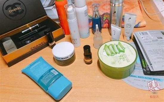 ��ѧ����Ϊ��ѵ����ǧԪ��5ƿ��ɹ˪ ÿ��ҪͿ4��