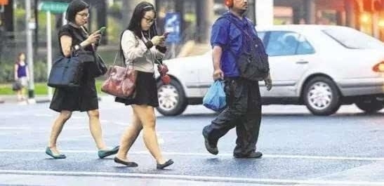 【小贴士】看完我再也不敢走路看手机了,特别是最后一张