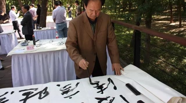 �ܶ���ʱ�������ż���ְ����ף�ĸ￪����ʮ�����黭��Ʒչ����