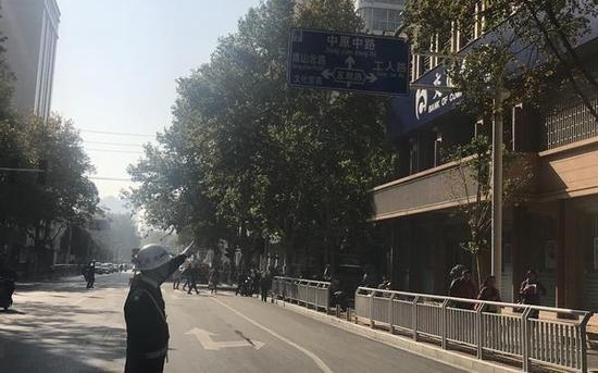 郑州这块指示牌把道路方向指错 坑了一大波司机!