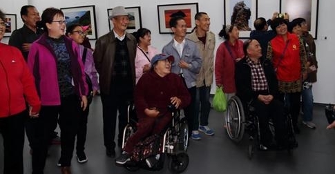 �й������׽조һ��һ·�����ʺ�������Ļ���Ӱ��ӭ����һȺ����ι���