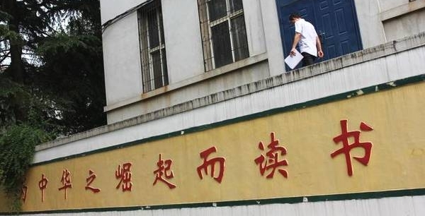 96岁杨振宁罕见发声,现场提一“尖锐问题”,让清华教授哑口无言